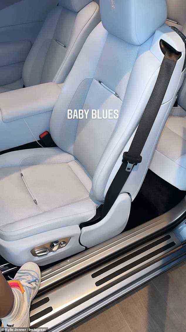 Baby an Bord: Sie hat ein weiteres Foto eines nackten Sitzes mit „Baby Blues“ beschriftet
