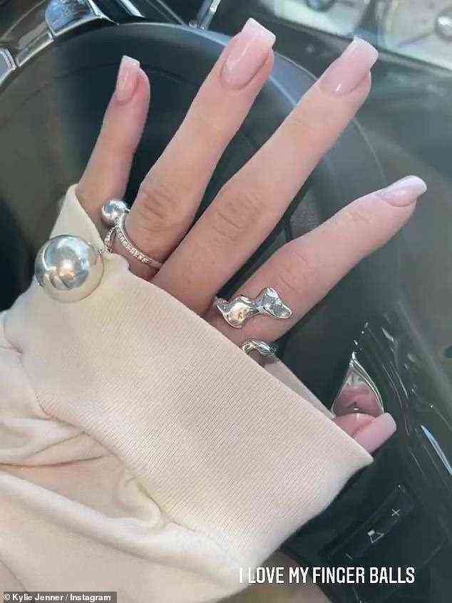 „Ich liebe meine Fingerbälle“: Sie hat auch eine Nahaufnahme ihrer manikürten Nägel und ihrer unregelmäßig geformten Silberringe gepostet, darunter eine riesige silberne Kugel, die an einem schmalen diamantbesetzten Band an ihrem Ringfinger baumelt