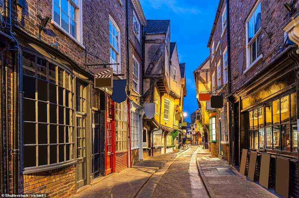 Das mittelalterliche Shambles, vermutlich die älteste Einkaufsstraße Europas (sie wurde als solche im Domesday Book von 1086) erwähnt und soll das Aussehen der Winkelgasse in den Harry-Potter-Filmen inspiriert haben
