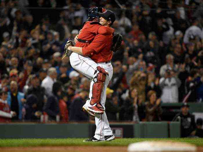 5. Oktober 2021;  Boston, Massachusetts, USA;  Boston Red Sox Catcher Christian Vazquez (7) und Relief Pitcher Garrett Whitlock (72) feiern den 6:2-Sieg gegen die New York Yankees im American League Wildcard-Spiel im Fenway Park.