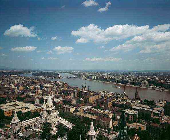 Eine erhöhte Ansicht von Budapest und der Donau, Ungarn, um 1960. (Foto von Archive Photos/Getty Images)