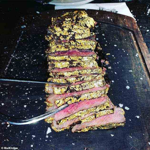 Londoner Gäste können das 24-Karat-Gold Tomhawk-Steak in die Finger bekommen, das zuvor in ihrer Filiale in Dubai auf der Speisekarte stand (Bild).