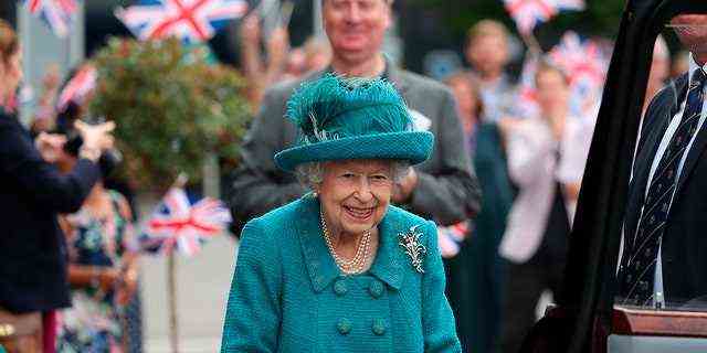 Die britische Königin Elizabeth II. besucht am Donnerstag, 8. Juli 2021, das Set der langjährigen Fernsehserie Coronation Street in Manchester, England.