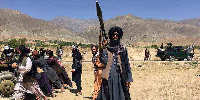 Taliban-Soldaten bewachen in der Provinz Panjshir im Nordosten Afghanistans, Mittwoch, 8. September 2021. (AP Photo/Mohammad Asif Khan)