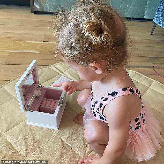 Babyballerina: Jennifer hat auch ein süßes Foto von Frankie geteilt, der eine Schmuckschatulle mit einer tanzenden Ballerina darin bewundert