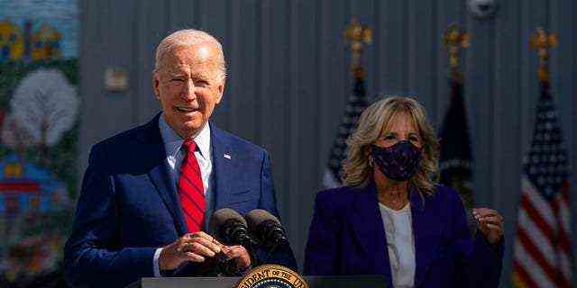 Präsident Joe Biden spricht mit First Lady Jill Biden während eines Besuchs an der Brookland Middle School im Nordosten von Washington, 10. September 2021. (Associated Press)