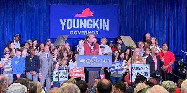 Der republikanische Gouverneurskandidat Glenn Youngkin spricht vor einer Menschenmenge in Burke, Virginia.