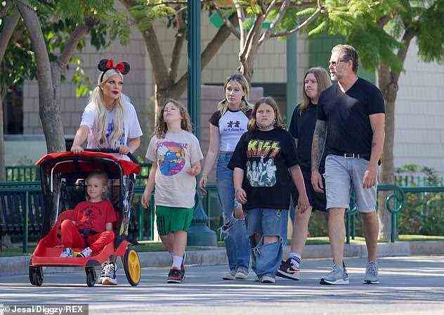 Familienangelegenheiten: Der Tag im Disneyland ist möglicherweise der erste öffentliche Ausflug als Familie seit der Teilnahme am jährlichen Malibu Chili Cook-Off am Labor Day