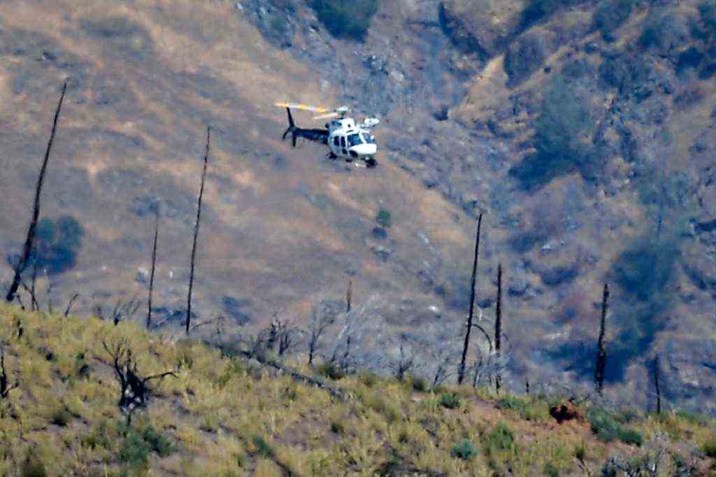 Ein Hubschrauber schwebt über einem abgelegenen Gebiet nordöstlich der Stadt Mariposa, Kalifornien.