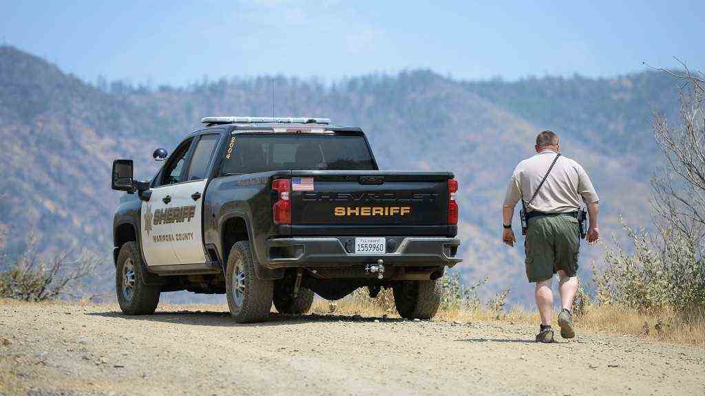 Ein stellvertretender Sheriff von Mariposa County wacht über ein abgelegenes Gebiet nordöstlich der Stadt Mariposa, Kalifornien.
