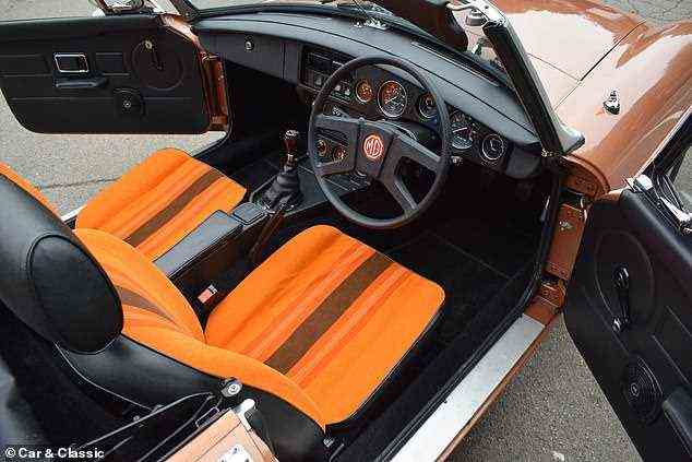 Die orangefarbenen und braunen Stoffsitze aus der Zeit sehen aus wie neu, ebenso wie der Rest der Kabine ohne Anzeichen von Ausbleichen oder Abnutzung im Inneren