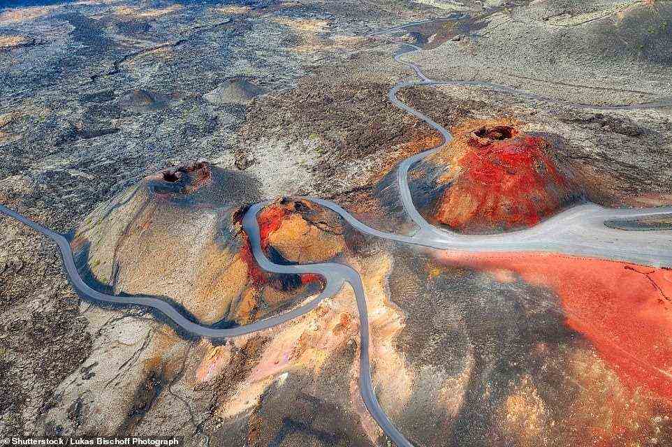 Der abgebildete Timanfaya-Nationalpark beherbergt die vulkanischen Feuerberge und ist ein geothermischer Hotspot