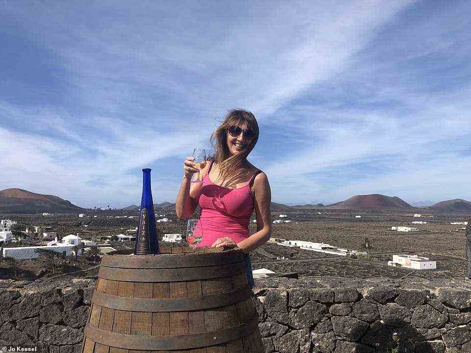Erfrischend: Jo auf ihrer Weintour.  „Die Weinberge in Lanzarotes Weinbauregion La Geria sind einzigartig auf der Welt“, sagt sie
