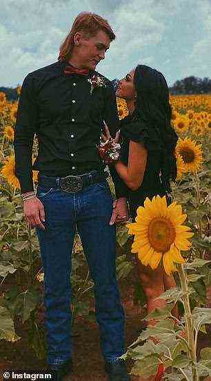 Besonderer Moment: Die 17-Jährige posierte vor dem Tanz mit ihrem Freund Zach in einem Sonnenblumenfeld für Fotos