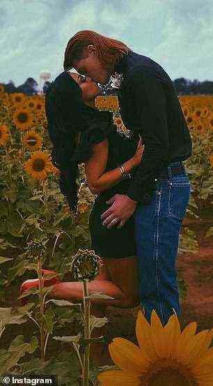Besonderer Moment: Die 17-Jährige posierte vor dem Tanz mit ihrem Freund Zach in einem Sonnenblumenfeld für Fotos
