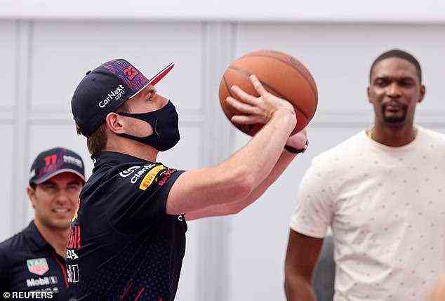 Der Niederländer behielt seine Maske bei, als die Fahrer an einem Basketball-Event in Austin . teilnahmen