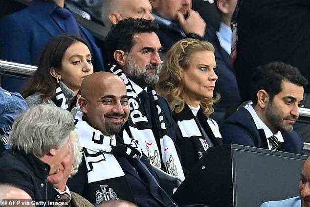 Clubvorsitzender Yasir Al-Rumayyan (C) und Amanda Staveley (R) beobachteten die Niederlage von Spurs