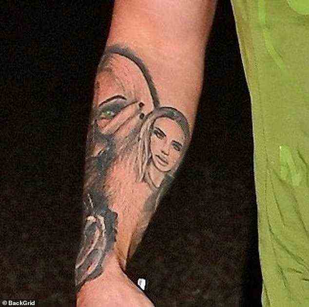 Eingefärbt: Carl zeigte sein Tribut-Tattoo an Katie