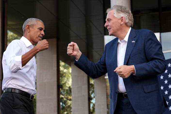 Barack Obama schlägt Terry McAuliffe mit der Faust.