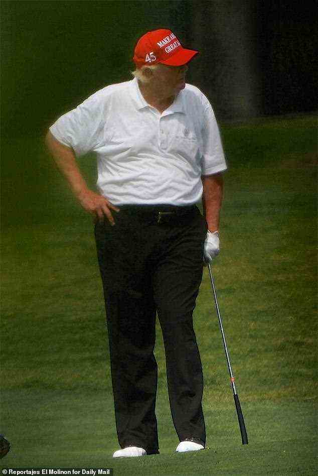 Trump spielt Golf auf dem Golfplatz Trump International in Palm Beach, Florida – in der Nähe seines Hauses in Mar-a-Lago