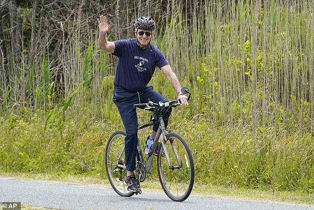 Joe Biden wird am 3. Juni bei einer Radtour in der Nähe seines Sommerhauses in Rehoboth Beach gesehen