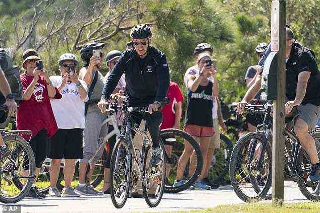 Umgeben von Geheimdienstagenten genoss Biden am 19. September die Radwege in der Nähe seines Sommerhauses