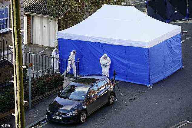 An der Stelle, an der sich die Tragödie ereignete, wurde ein forensisches Zelt errichtet, während die Beamten weiterhin Beweise sammeln
