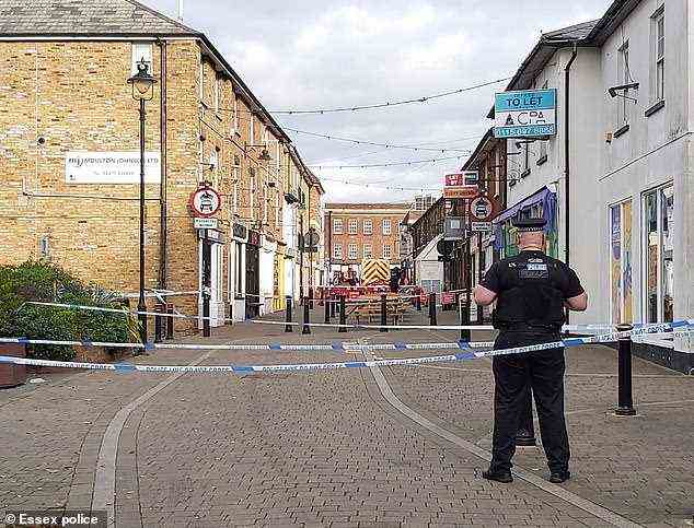 Eine Polizeiwache bleibt am Tatort in Brentwood, Essex, nach dem Tod von zwei Jungen im Teenageralter
