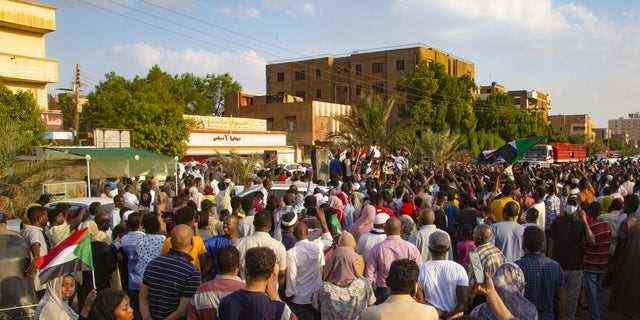Demonstranten rufen Parolen, während sie sich während einer Demonstration in Khartoum, Sudan am 21. Oktober 2021 zur Unterstützung der aktuellen Zivilregierung versammeln. (Foto von Mahmoud Hjaj/Anadolu Agency über Getty Images)