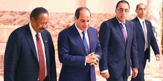 Der sudanesische Premierminister Abdalla Hamdok (L) geht mit dem ägyptischen Präsidenten Abdel Fattah al-Sisi (2.L) während ihres Treffens im Al Ittihadiyah-Palast in Kairo, Ägypten, am 18. September 2019 spazieren über Getty Images)