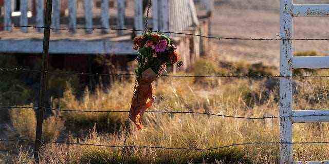 Ein Blumenstrauß wird zu Ehren der Kamerafrau Halyna Hutchins vor der Bonanza Creek Ranch in Santa Fe, NM, am Sonntag, 24. Oktober 2021, hinterlassen. 