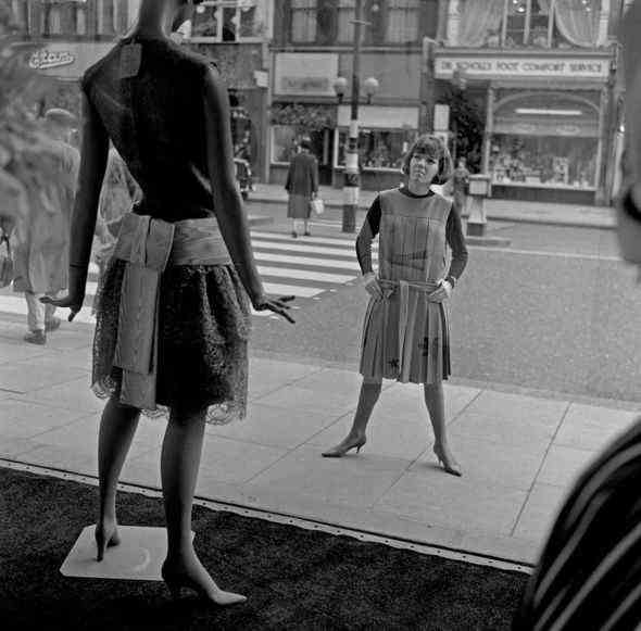 Mary Quant steht vor ihrem Laden