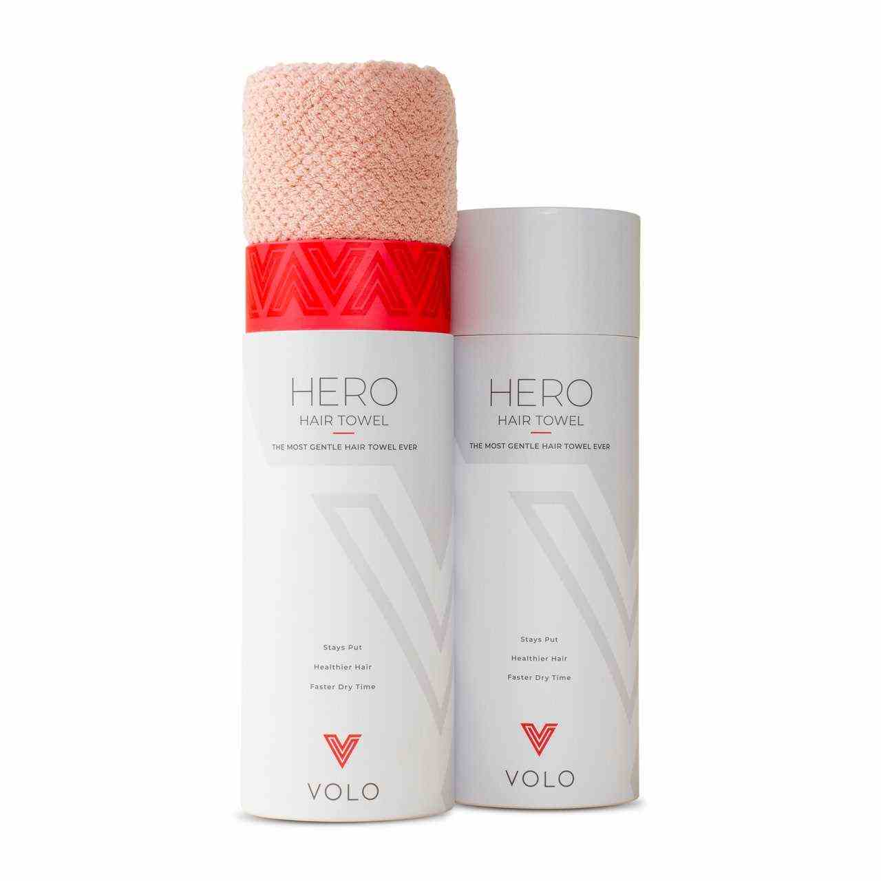 Blassrosa Volo Hero Quick Dry Handtuch ragt aus der offenen Röhre auf weißem Hintergrund