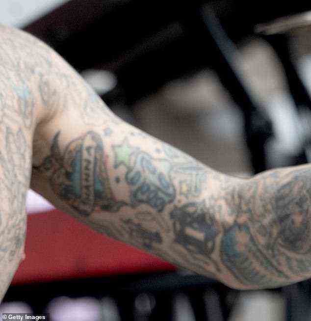 Shanna: Travis' Shanna-Tattoo ist oben auf seinem Arm abgebildet, das er Anfang der 2000er Jahre bekommen hat
