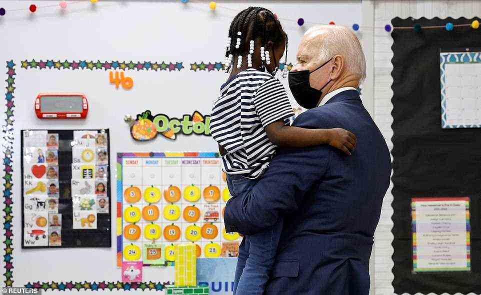 Präsident Biden hob ein Mädchen hoch, bevor er das Klassenzimmer verließ