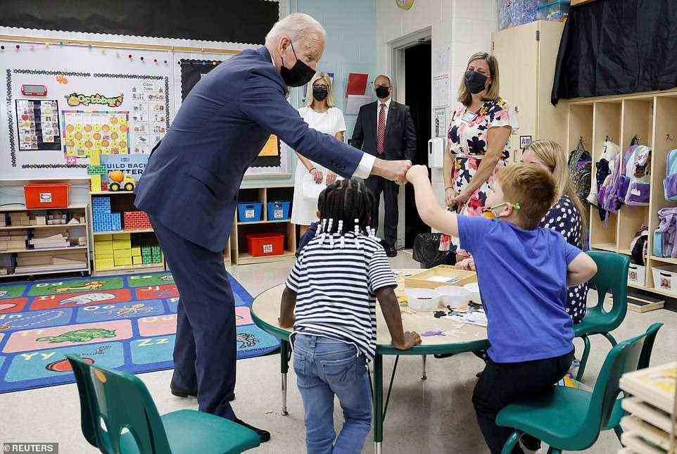 Biden hatte bei seinem zweiten Klassenzimmerbesuch an der East End Elementary School in North Plainfield, NJ, etwas mehr Glück, wo die Kinder ihm Faustschläge verpassten
