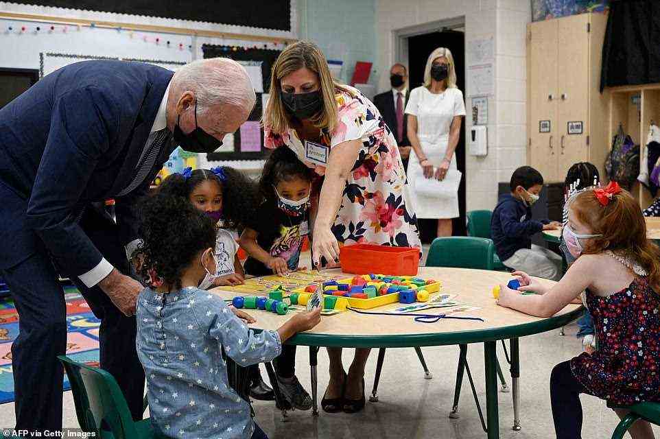 Die Kinder spielten mit Legos und der Turm eines Mädchens stürzte ein, als der Präsident mit ihr sprach