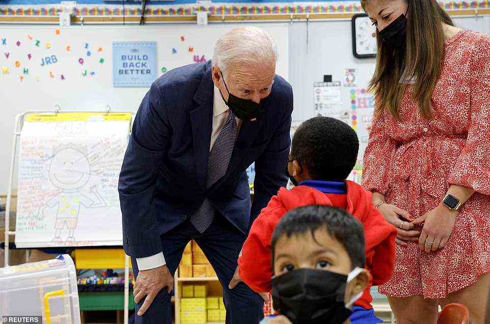 Der vierjährige Landon zeigt Präsident Biden sein Hemd des „zukünftigen Präsidenten“