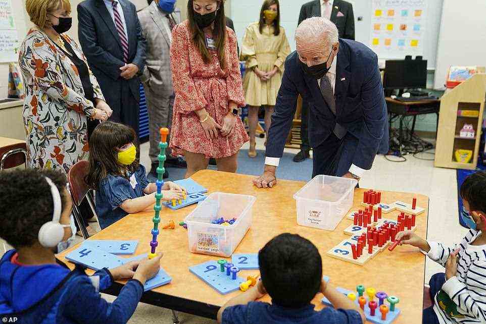 Biden versuchte, mit Kindern zu interagieren, von denen sich die meisten auf ihre Spielsachen konzentrierten