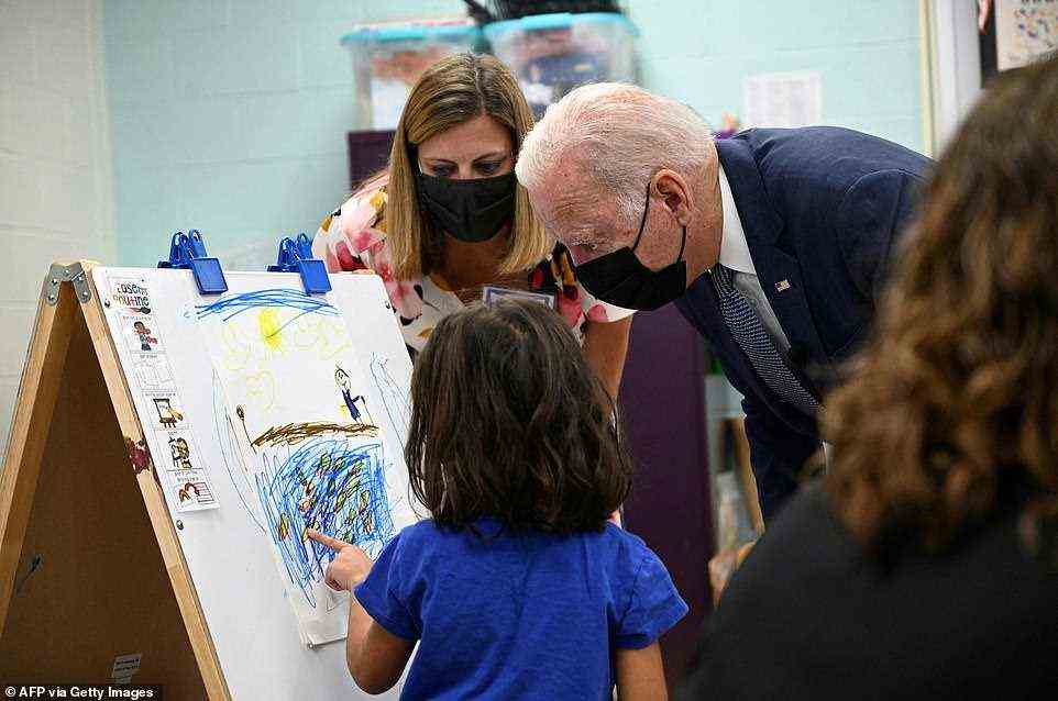 Ein Kind zeigt dem Präsidenten eine Zeichnung