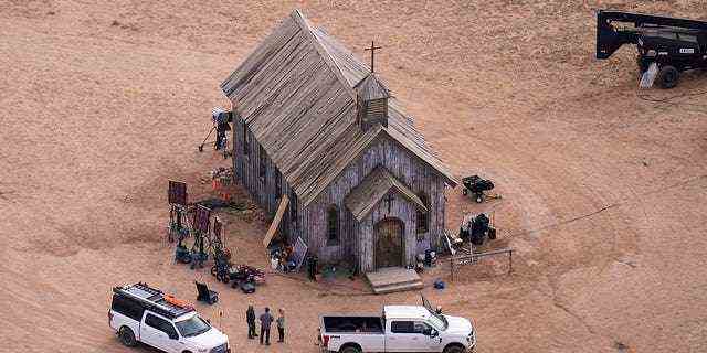 Dieses Luftbild zeigt die Bonanza Creek Ranch in Santa Fe, New Mexico, Samstag, 23. Oktober 2021. Schauspieler Alec Baldwin feuerte am Set eines Westerns, der am Donnerstag, 21. Oktober, auf der Ranch gedreht wurde, eine Requisitenpistole ab und tötete die Kameramann, sagten Beamte. 
