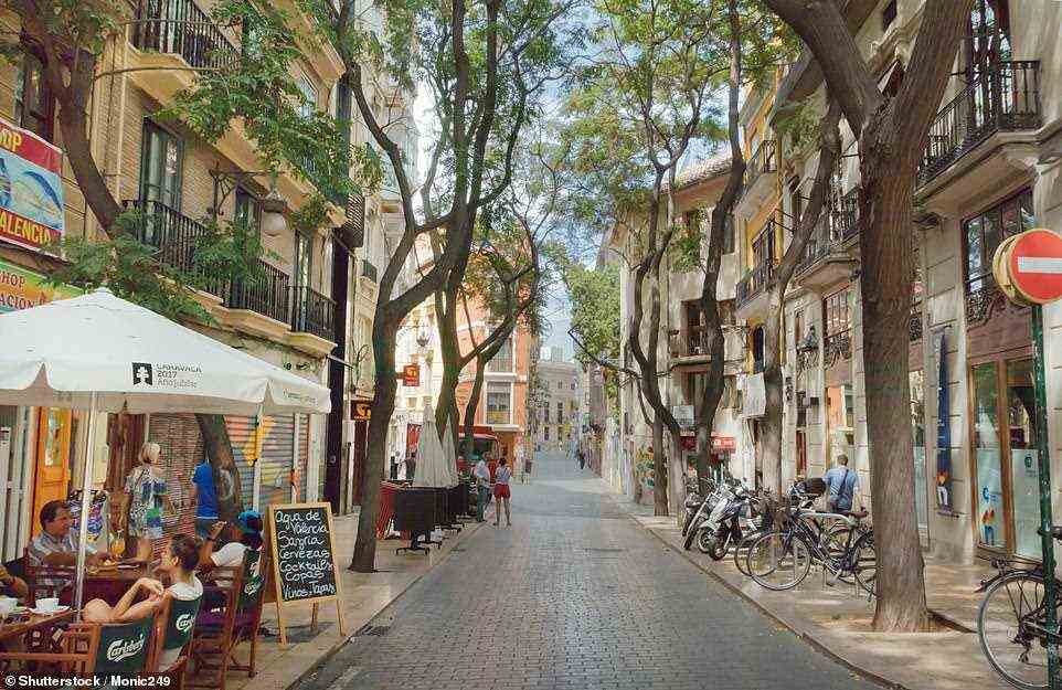 Auf dem Bild ist das Barrio Carmen zu sehen, in dem Sie Bäckereien finden, die Pastel de Boniato, die valencianische Süßkartoffel- und Zimtpastete, verkaufen