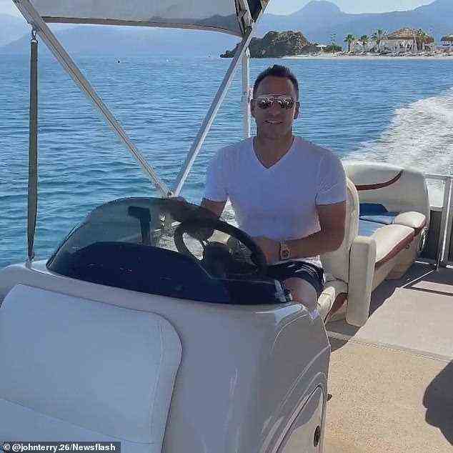 Knisternd: In einem seiner neuesten Posts sieht man den 40-jährigen ehemaligen englischen Kapitän in einem Schnellboot über den Ozean fahren und die atemberaubenden Hintergrundansichten zeigen