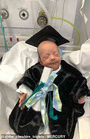 Jaxson macht seinen Abschluss auf der neonatologischen Intensivstation