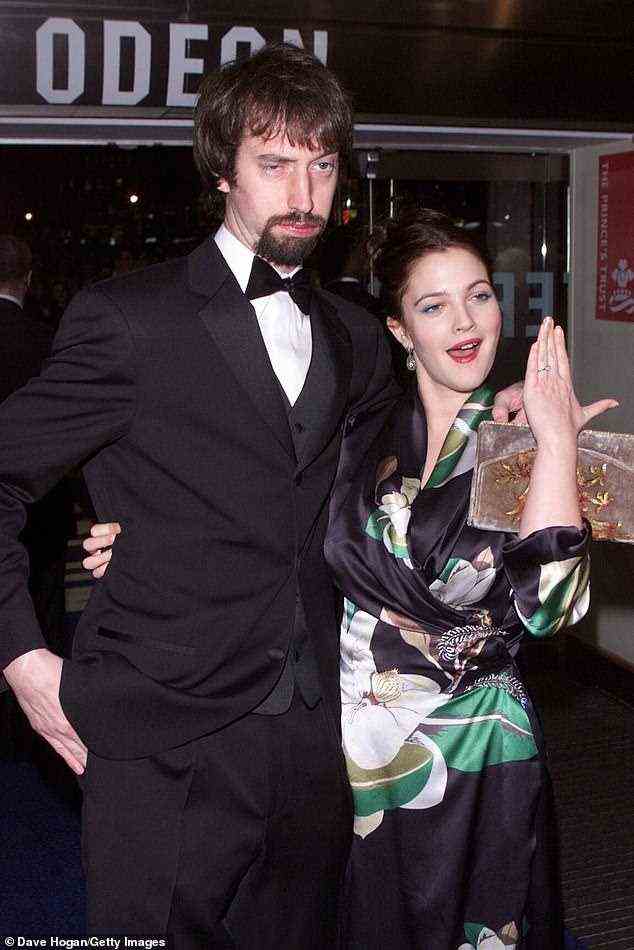 Barrymore hatte sich 2002 nach 15 Monaten Ehe vom kanadischen Komiker Tom Green (L) scheiden lassen (Bild im Jahr 2000)