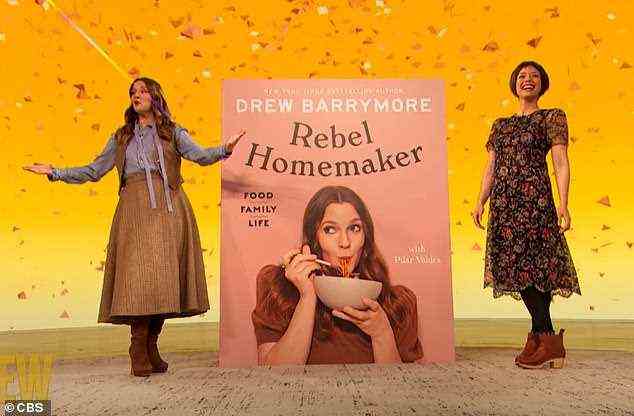 Eine Woche weg!  Am 2. November wird Dutton Drews 240-seitiges Buch Rebel Homemaker: Food, Family, Life veröffentlichen, das sie gemeinsam mit Küchenchefin Pilar Valdes (R, abgebildet am 21. April) verfasst hat.