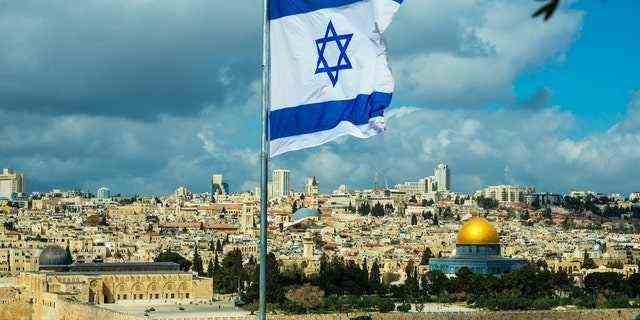 Israelische Flagge über Jerusalem und dem Tempelberg