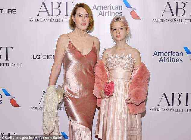 Mutter und Tochter: Das Paar trug komplementäre Outfits in Rosa- und Kaugummitönen