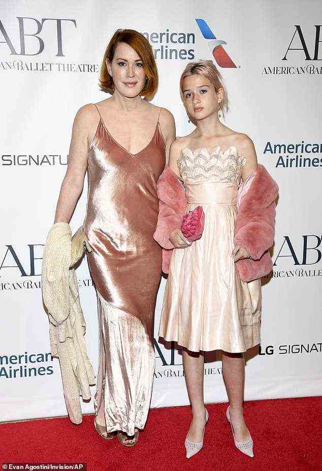 Passend dazu: Adele kanalisierte das Outfit ihrer Mutter in einem rosa Satinkleid