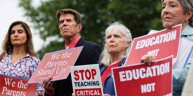 Gegner der als Critical Race Theory bekannten akademischen Doktrin protestieren am 22. Juni 2021 vor dem Hauptsitz des Loudoun County School Board in Ashburn, Virginia. 